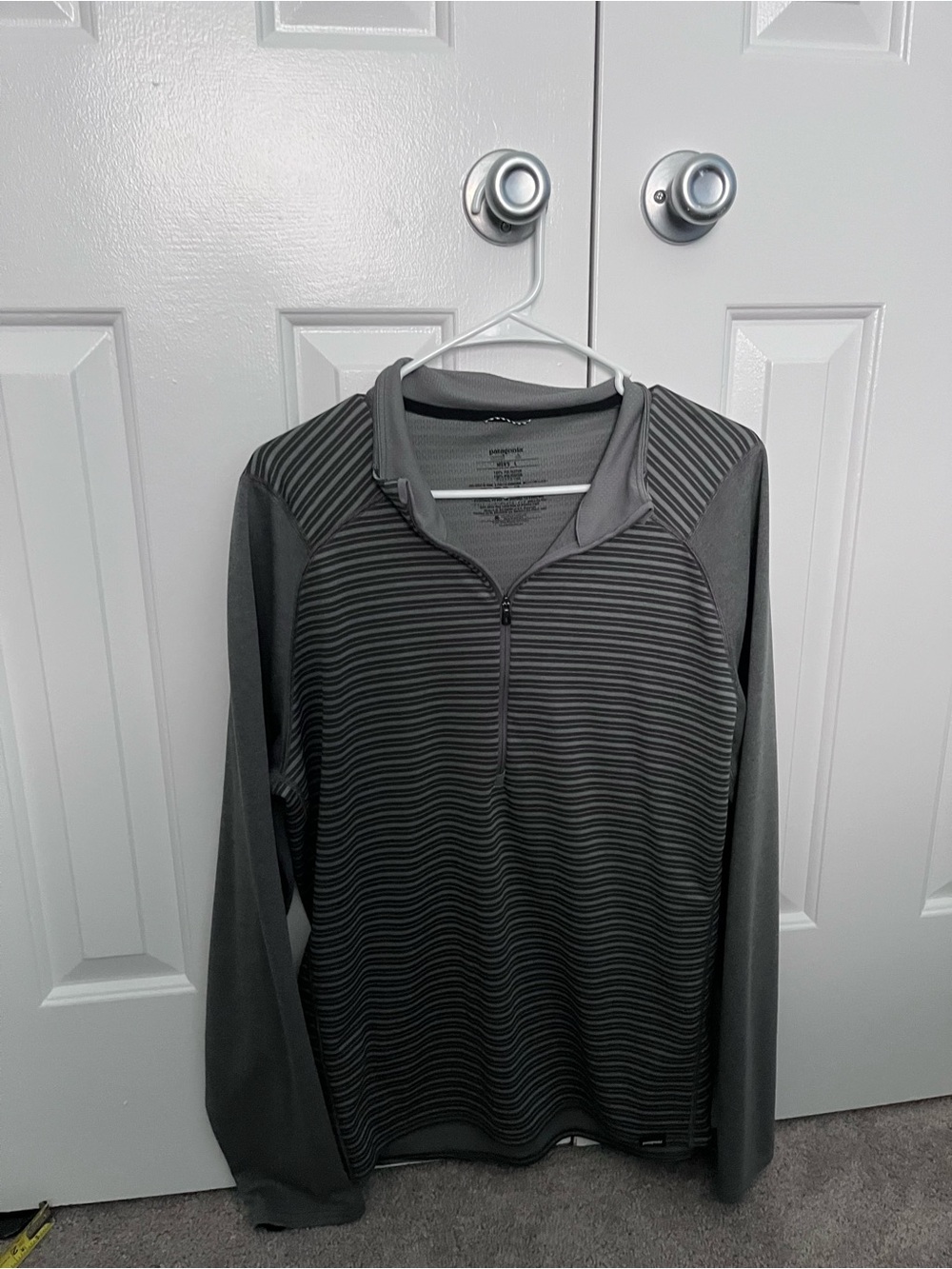 Patagonia Gray Striped Capilene 3 Midweight 1/4 zip Pullover Shirt Men’s Large
